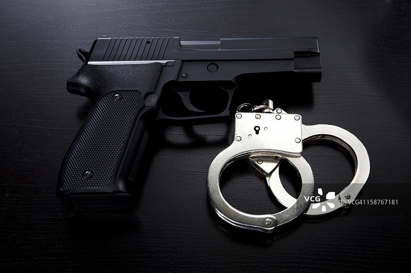 枪和手铐图片素材