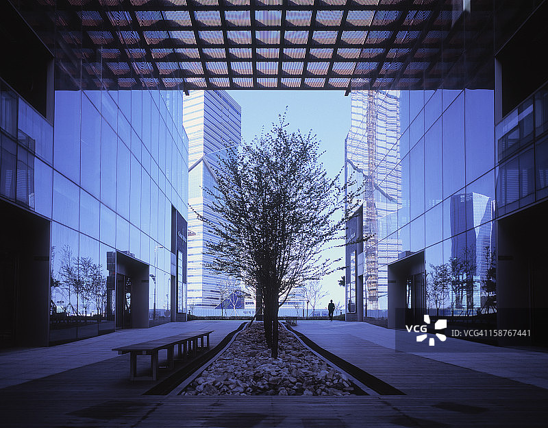 新建的现代办公楼，黎明时分图片素材