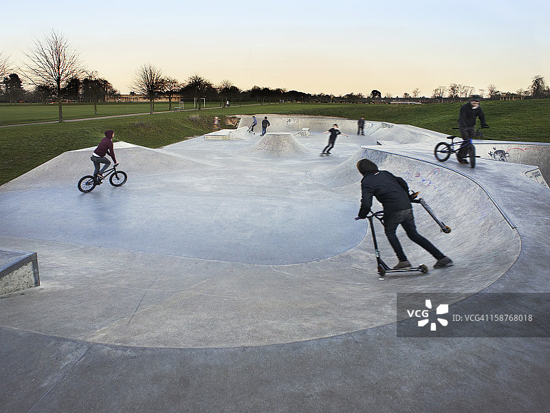 在城市滑板公园玩耍的青少年图片素材