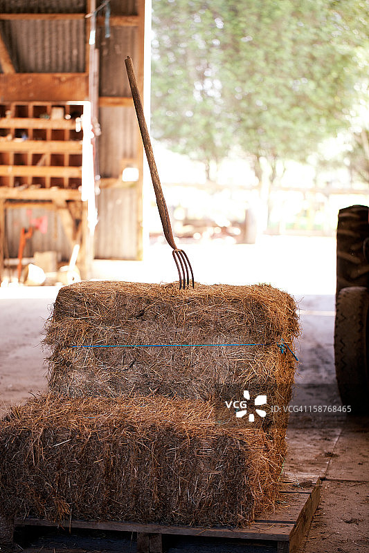 谷仓内草垛中的叉子图片素材