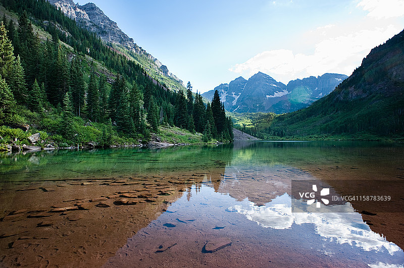 栗色湖图片素材