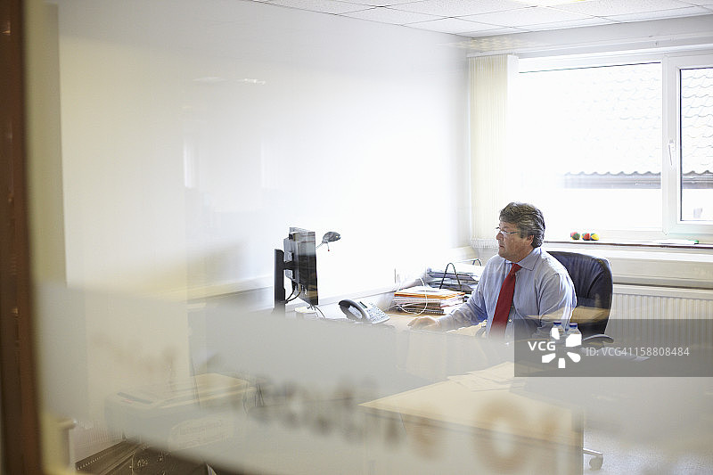 在办公室里的年长商人图片素材