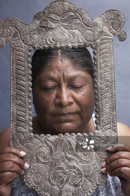 面部有边框的女人图片素材