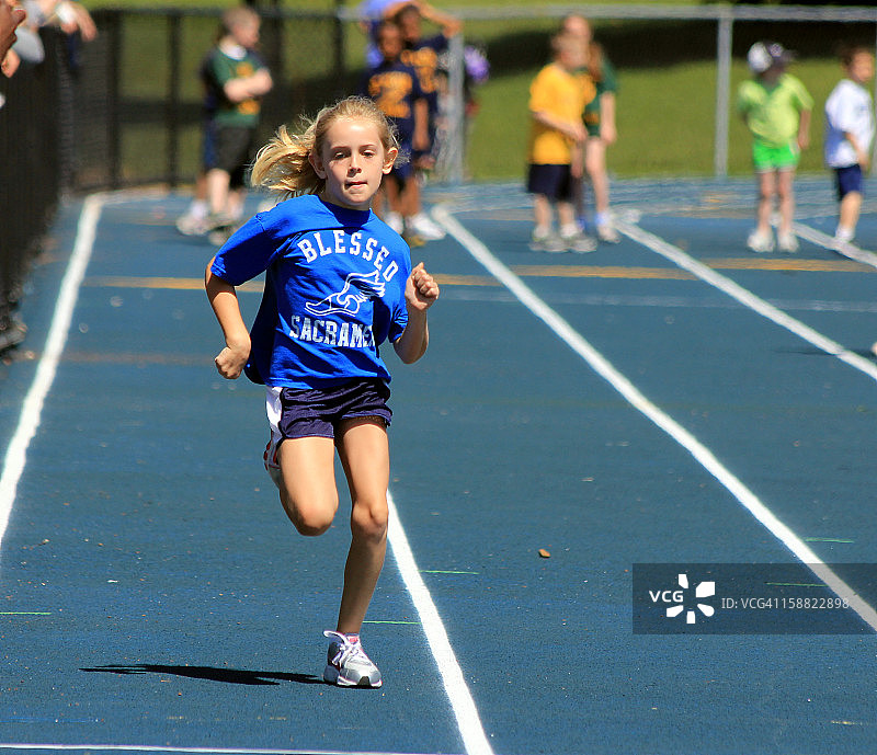 年轻女孩参加百米赛跑图片素材