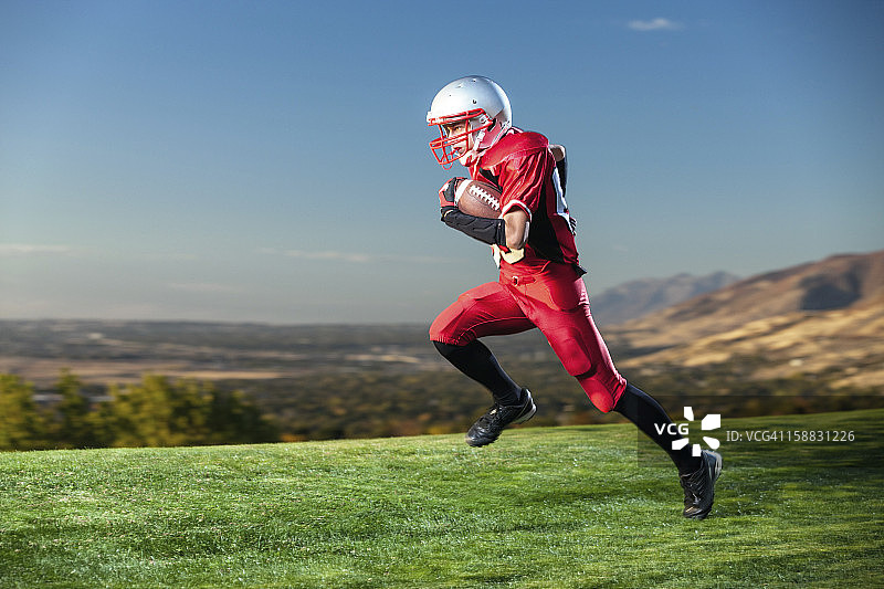 美式橄榄球运动员持球奔跑图片素材