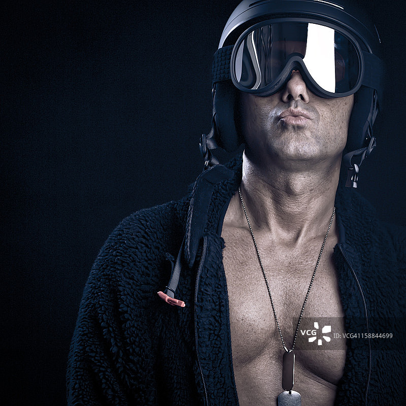 戴着滑雪头盔和滑雪镜的男人图片素材