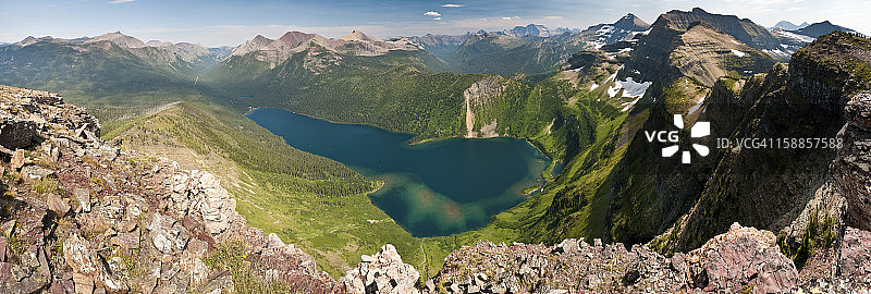 从论坛峰全景拍摄的卡梅伦湖图片素材