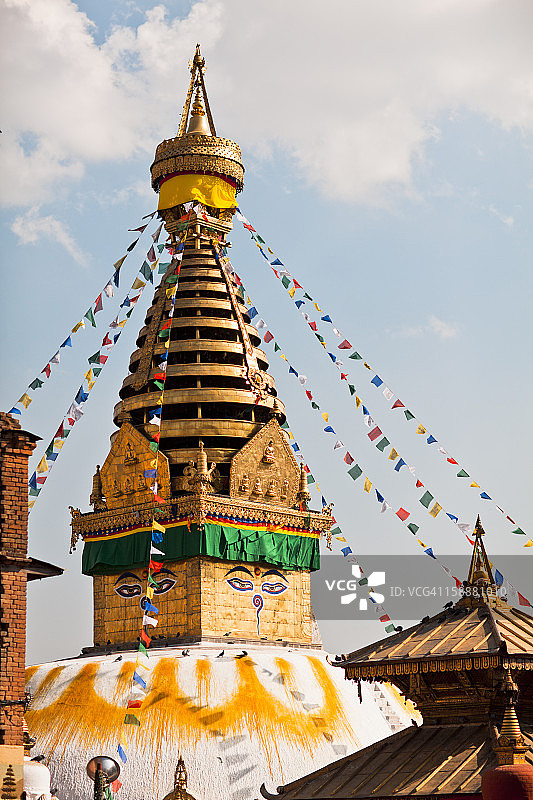 斯瓦扬布寺塔尖和祈祷旗图片素材