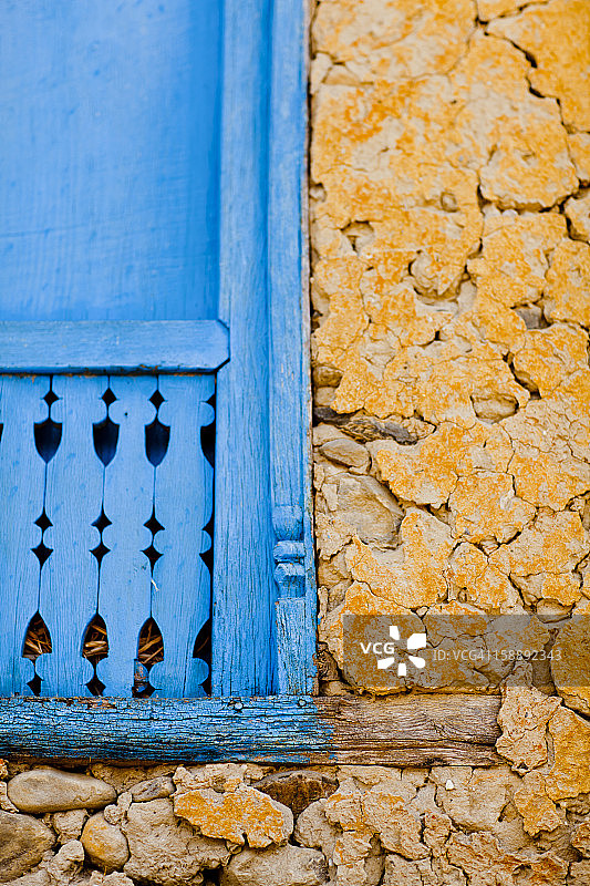 石灰岩墙壁和蓝色窗框图片素材