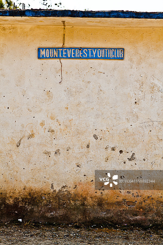 墙上的珠穆朗玛峰青年俱乐部标志图片素材