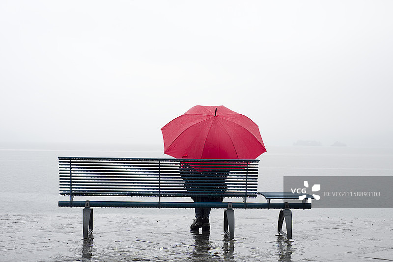 长凳和雨伞图片素材