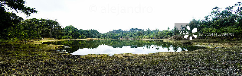 瓜尔内湖图片素材