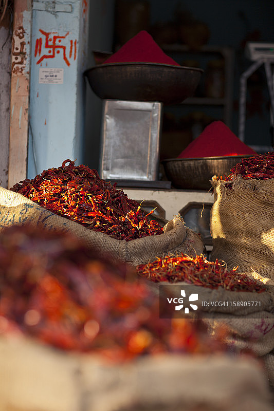 市场上出售的红辣椒和辣椒粉图片素材