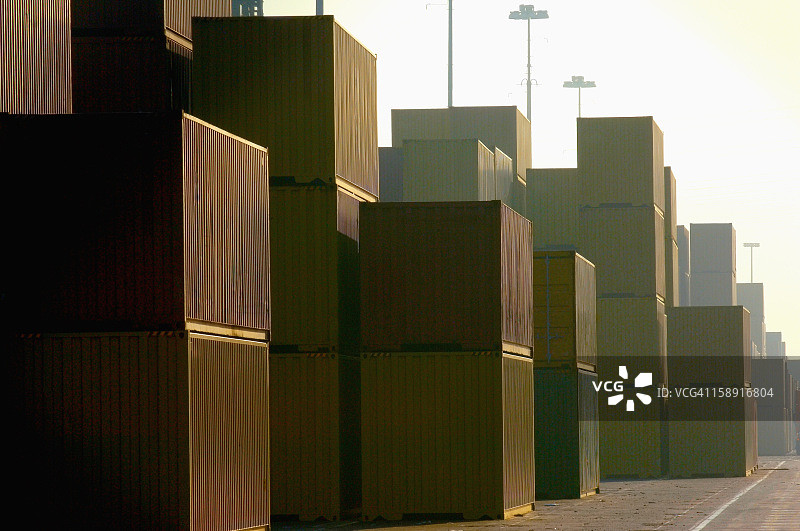 长滩港码头上的货运集装箱图片素材