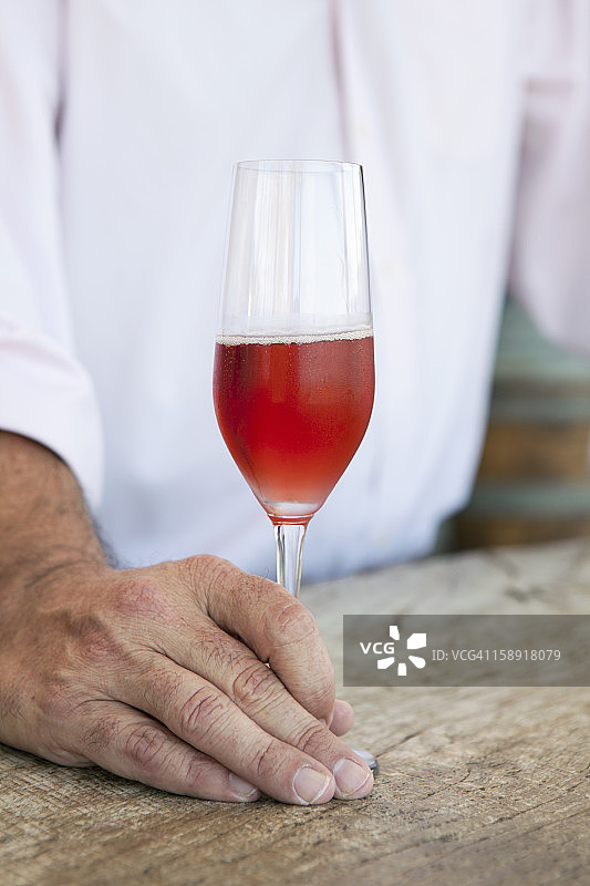 酒吧台上的玫瑰红气泡酒图片素材