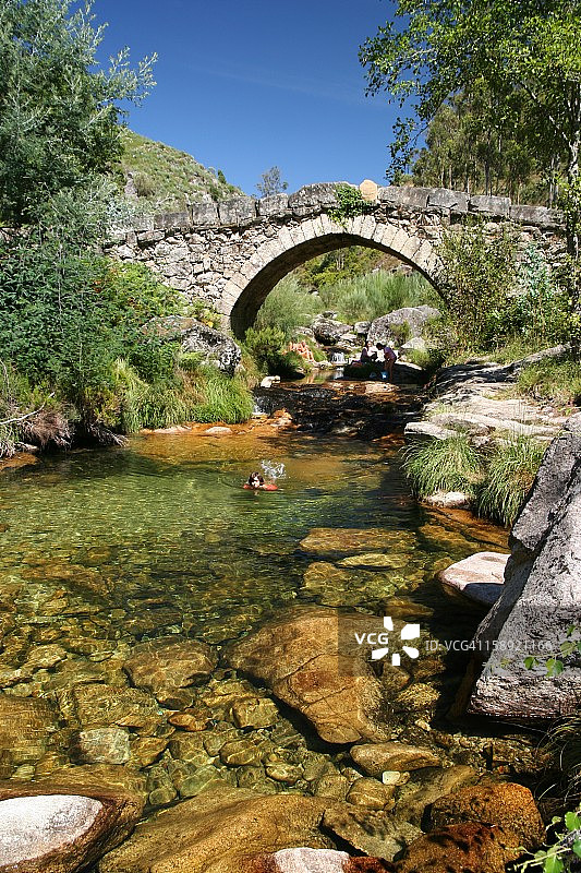 葡萄牙阿威河上的老桥图片素材