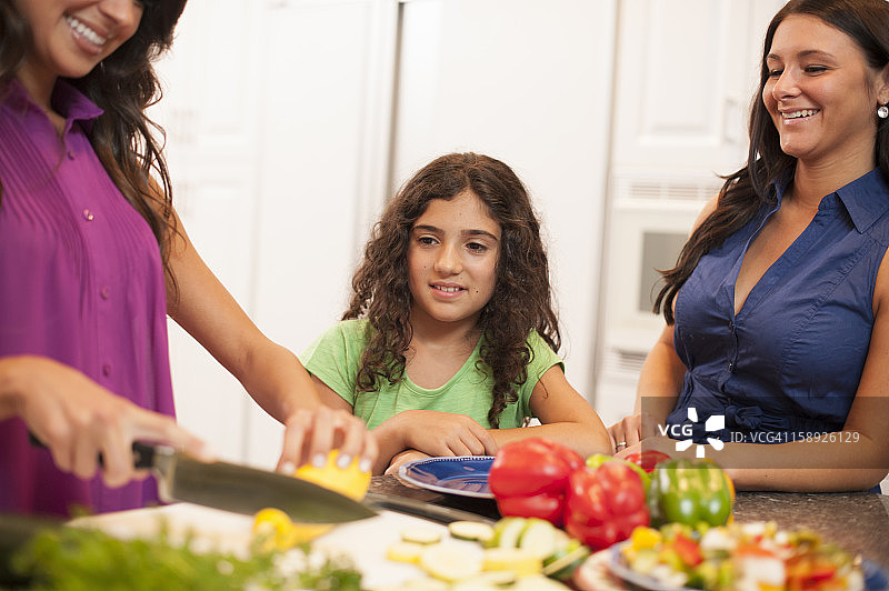 姐妹们在厨房一起烹饪图片素材