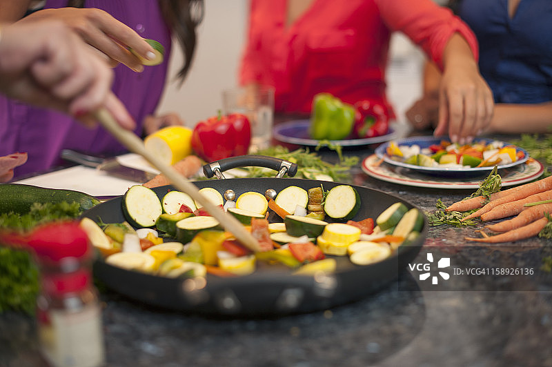 在厨房一起做饭的女人图片素材