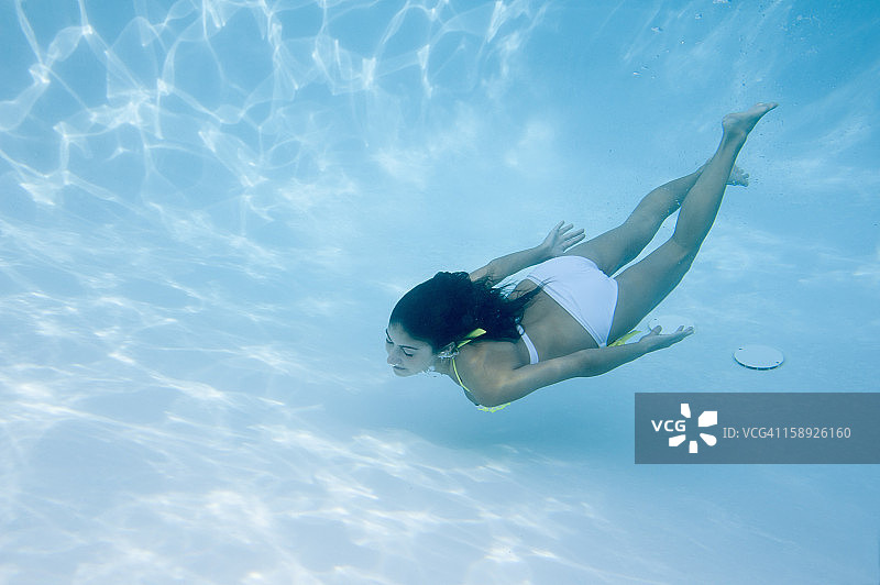 水下游泳的女人图片素材
