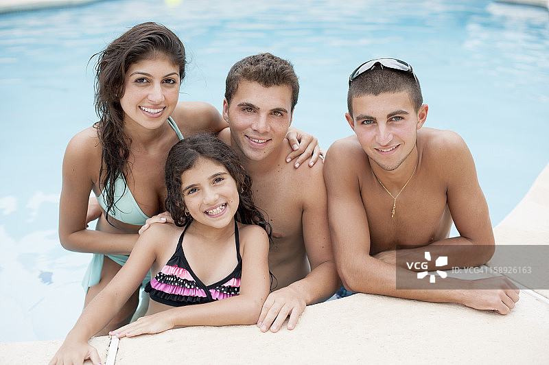 一家人在游泳池里放松图片素材