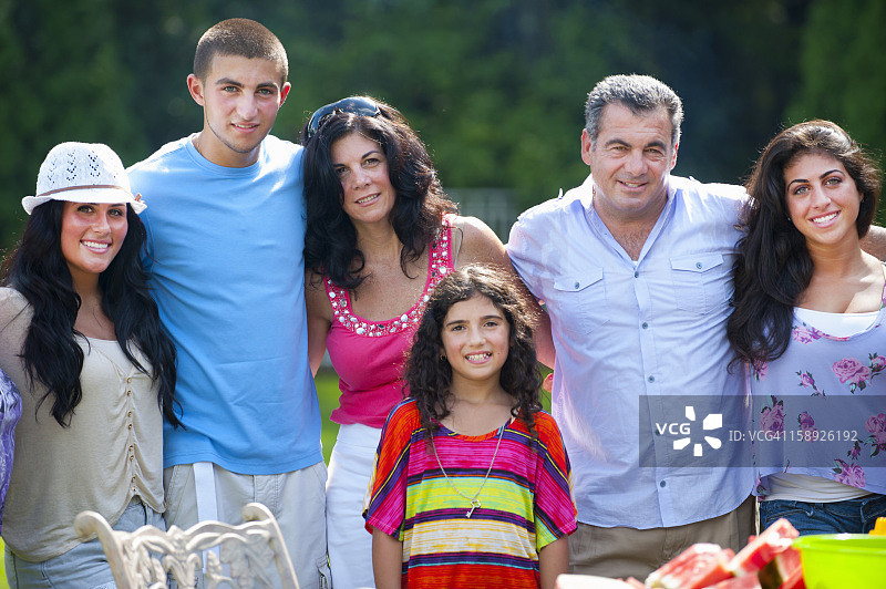 一家人在户外合影图片素材