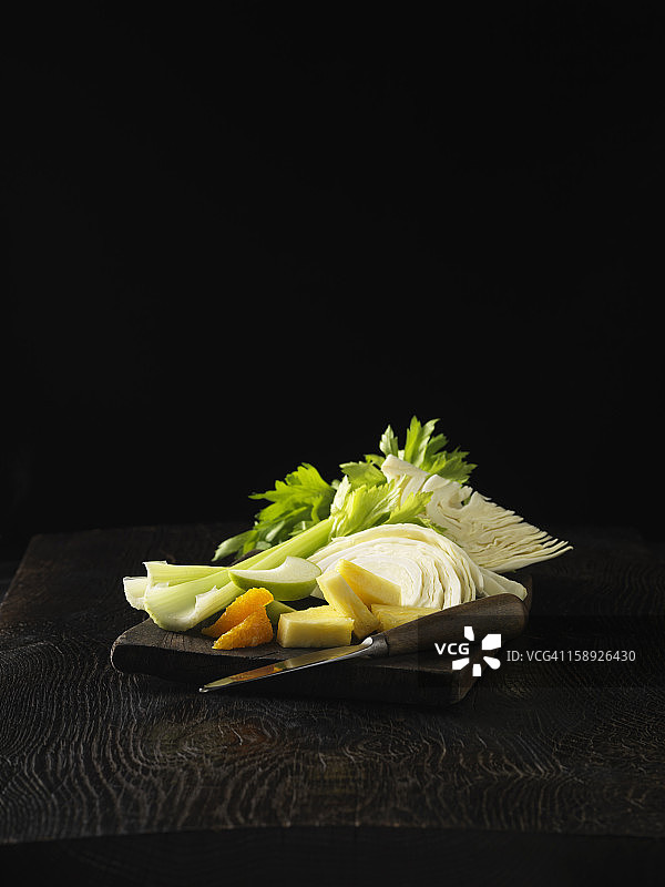 芹菜、橙子和卷心菜拼盘图片素材