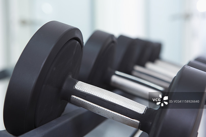 健身房中的自由重量器械特写图片素材