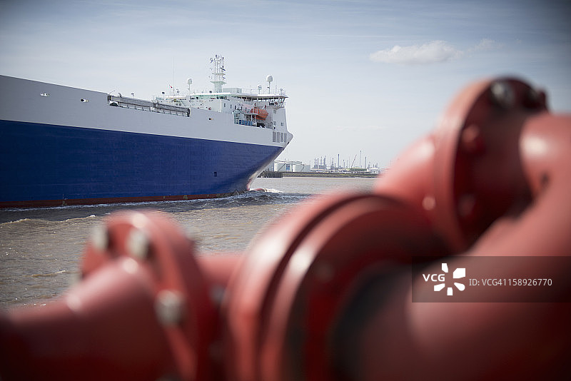 背景中的滚装滚卸渡轮，前景中有拖船细节图片素材