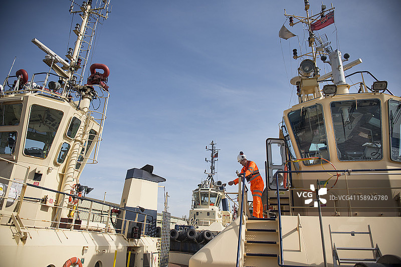 在港口拖船甲板上的海员图片素材
