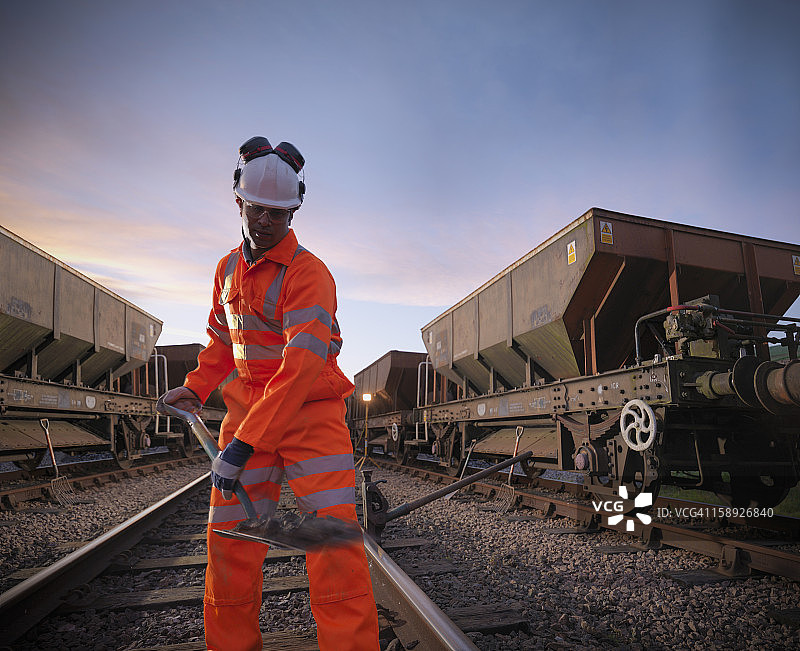 夜晚在铁轨上工作的铁路工人图片素材