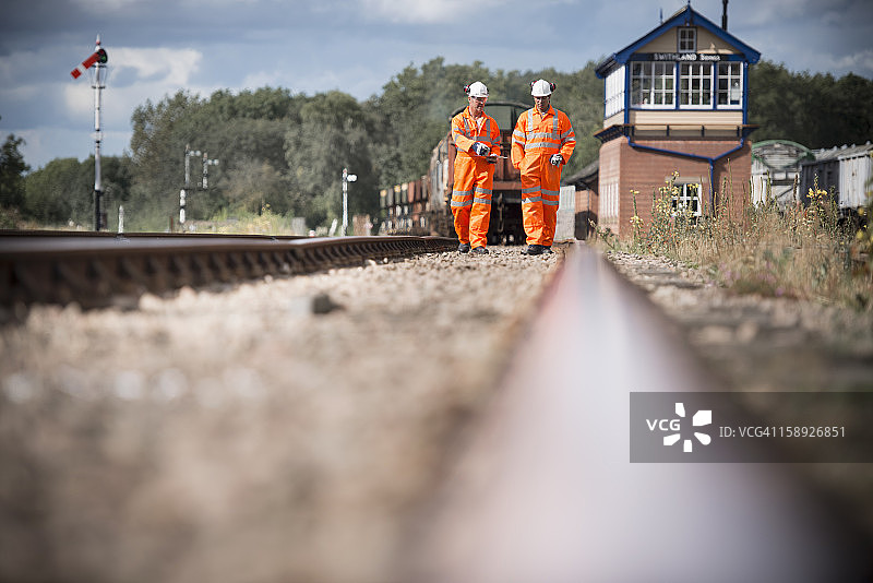 铁路工人检查轨道（正面视角）图片素材