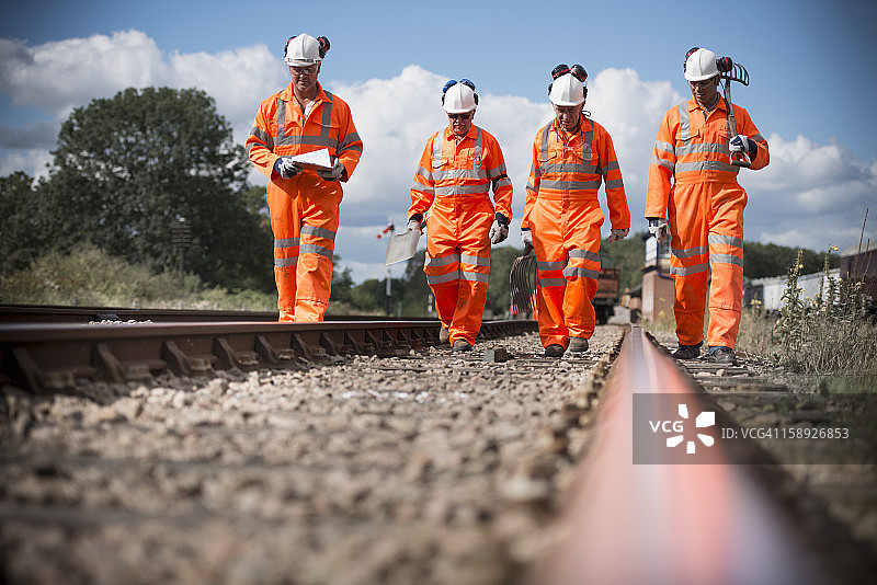 铁路工人检查轨道（正面视角）图片素材