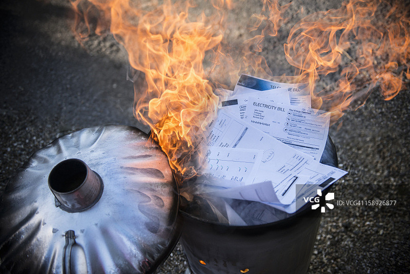 在花园焚化炉中焚烧的秘密文件图片素材