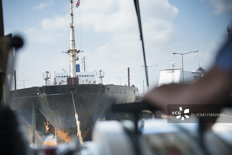 船长调整拖船的发动机功率图片素材