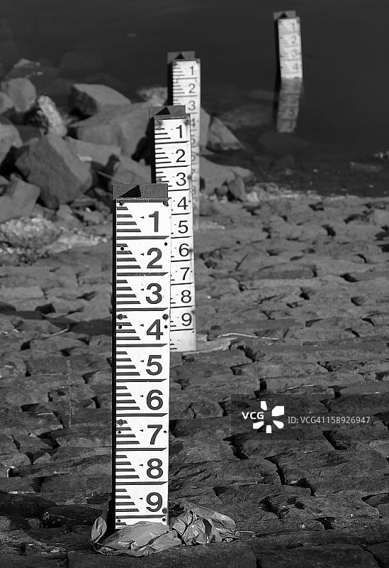 干旱时期的水库深度标记图片素材