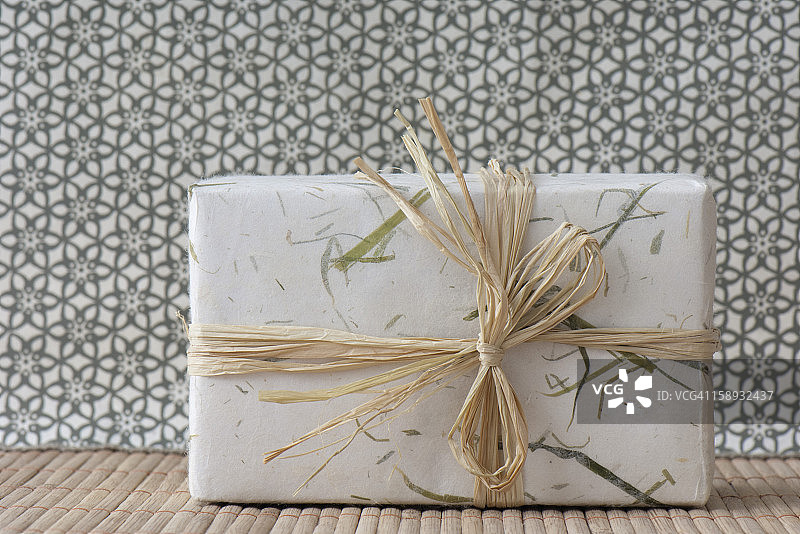 纸和拉菲草包装的礼品图片素材