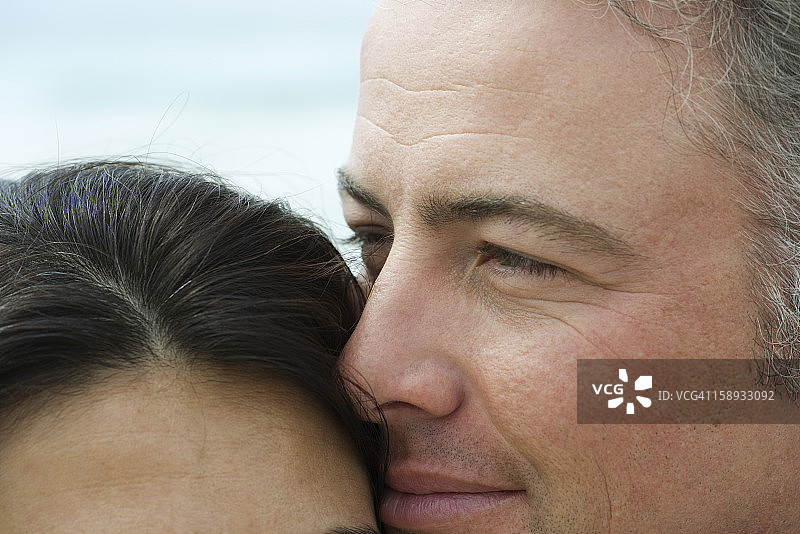 男人依偎着女人，局部图片素材