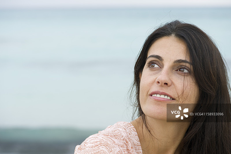 成熟的女人抬头思考，肖像图片素材