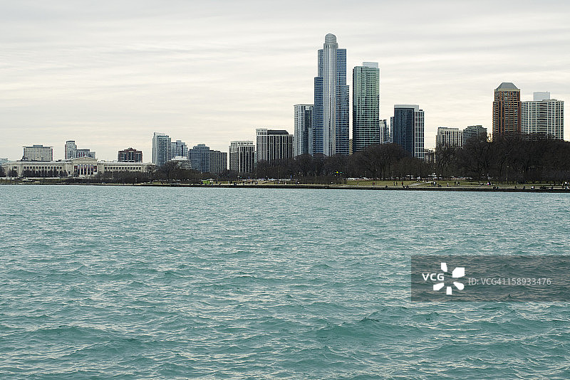 从密歇根湖看芝加哥艺术学院和千禧公园图片素材