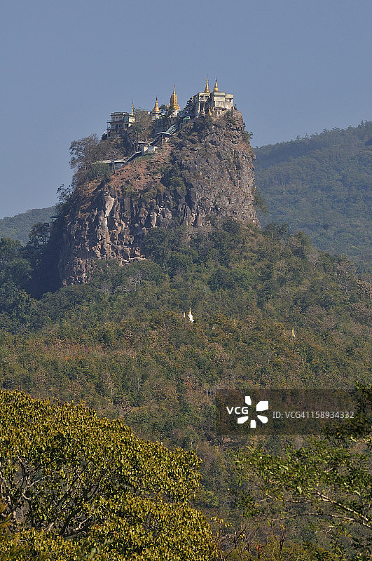 缅甸波巴山顶的神殿图片素材