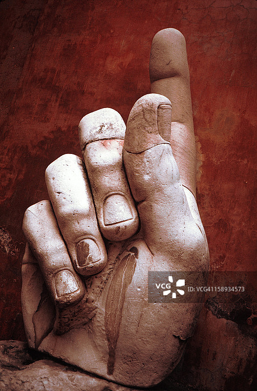 意大利罗马保守宫庭院中的巨型手雕塑图片素材