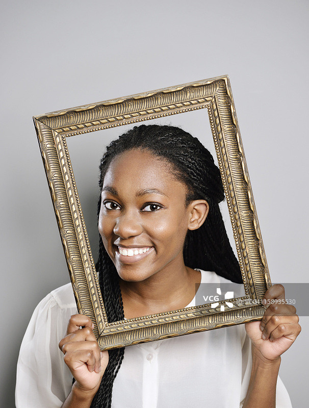 手持相框的女人肖像图片素材