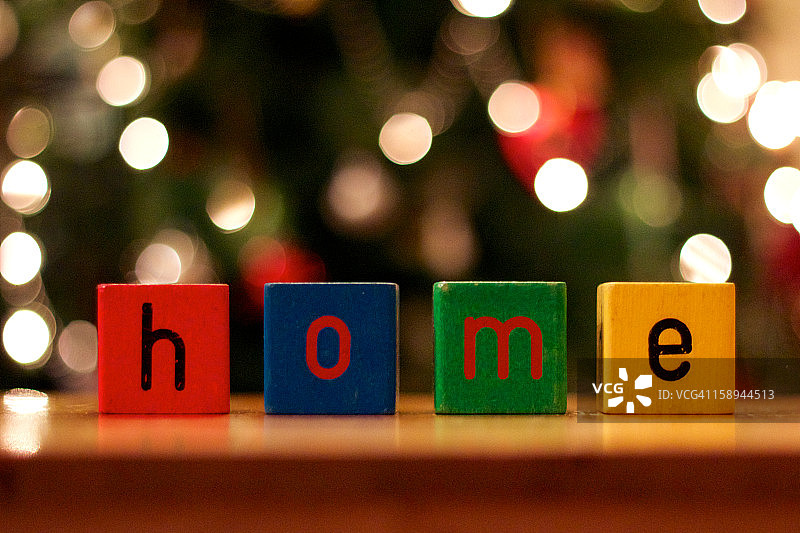 用木制积木拼写的“HOME”图片素材