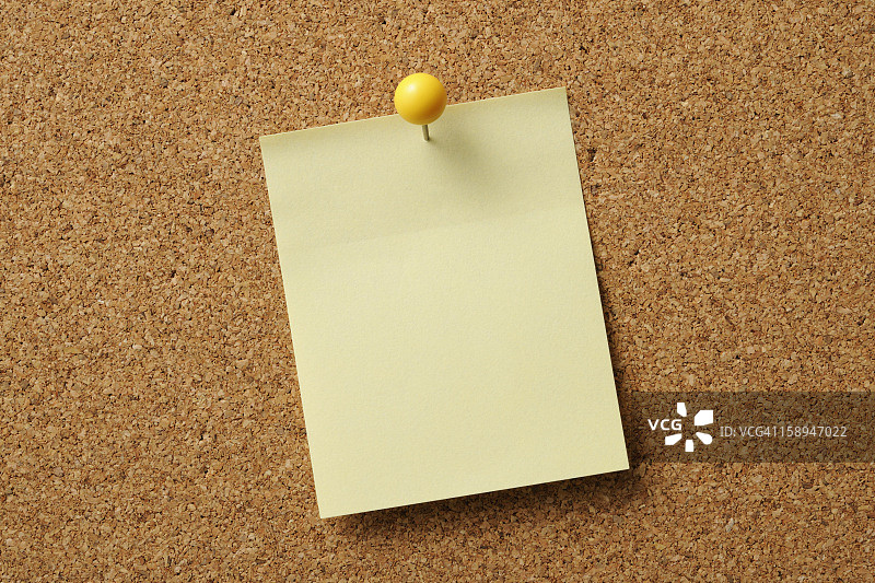 带有黄色便签的软木板特写图片素材