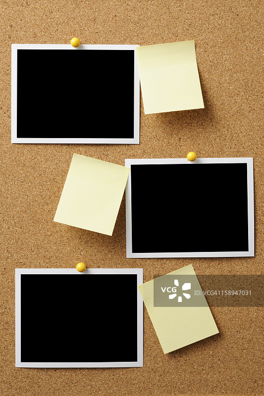 带黄色便签的空白宝丽来照片，钉在软木板上图片素材