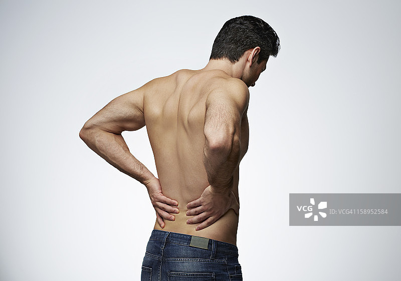 男子下背部疼痛（后视图）图片素材