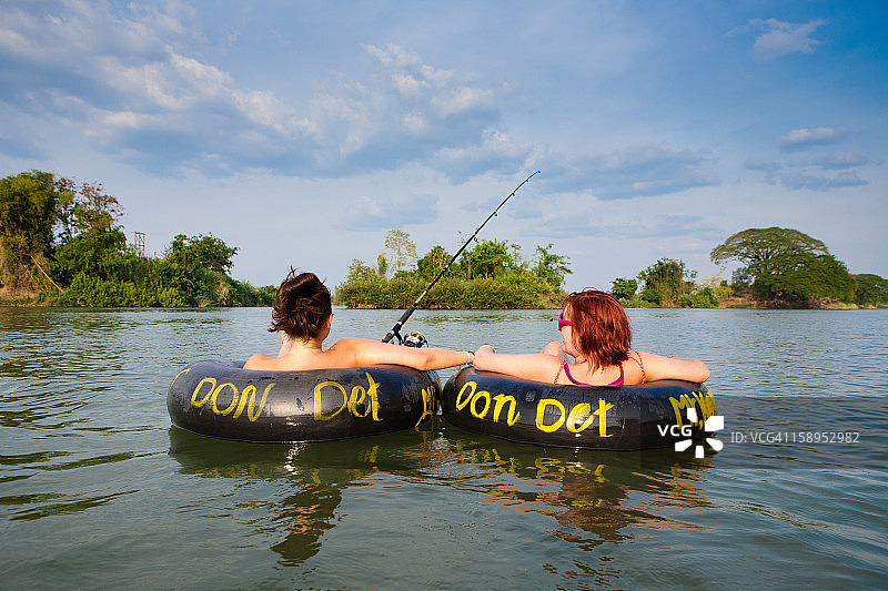 在湄公河上漂流时尝试钓鱼图片素材