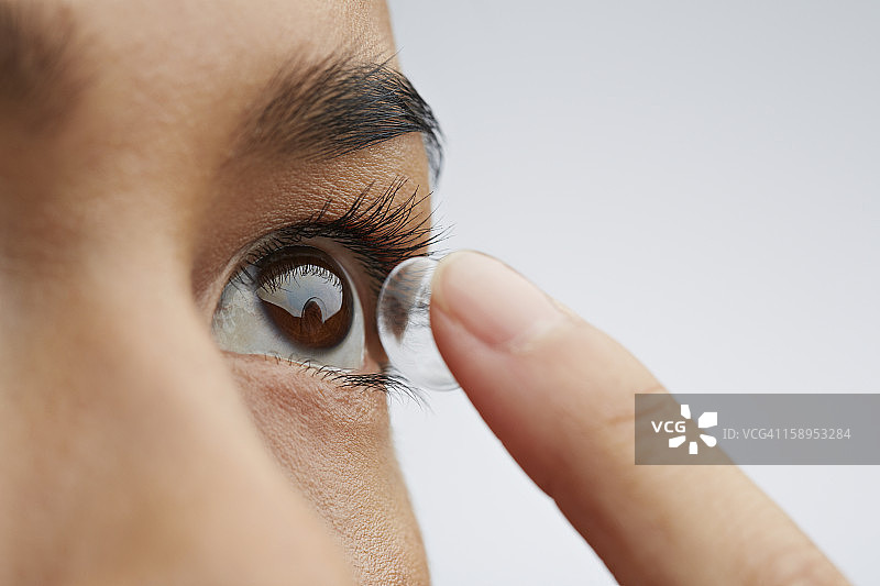 女人戴隐形眼镜的特写图片素材