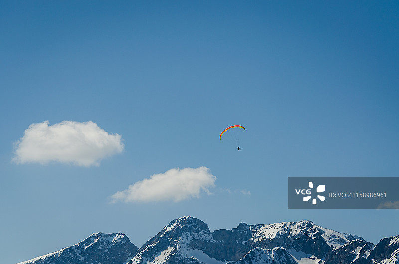在阿尔卑斯山滑翔图片素材