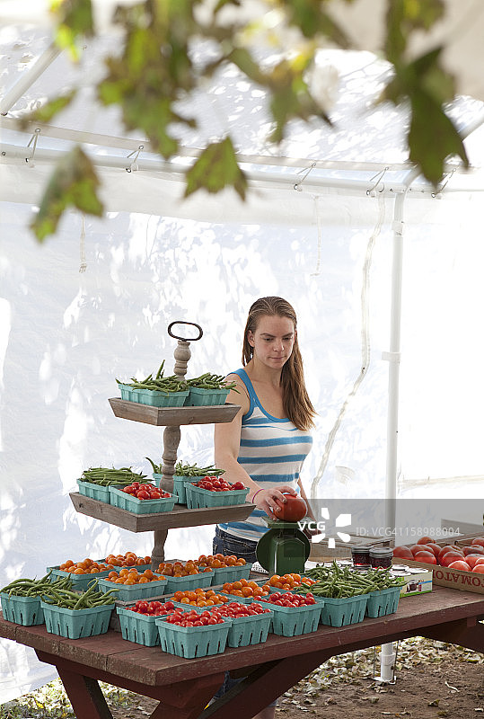 农贸市场里的女性摊主图片素材